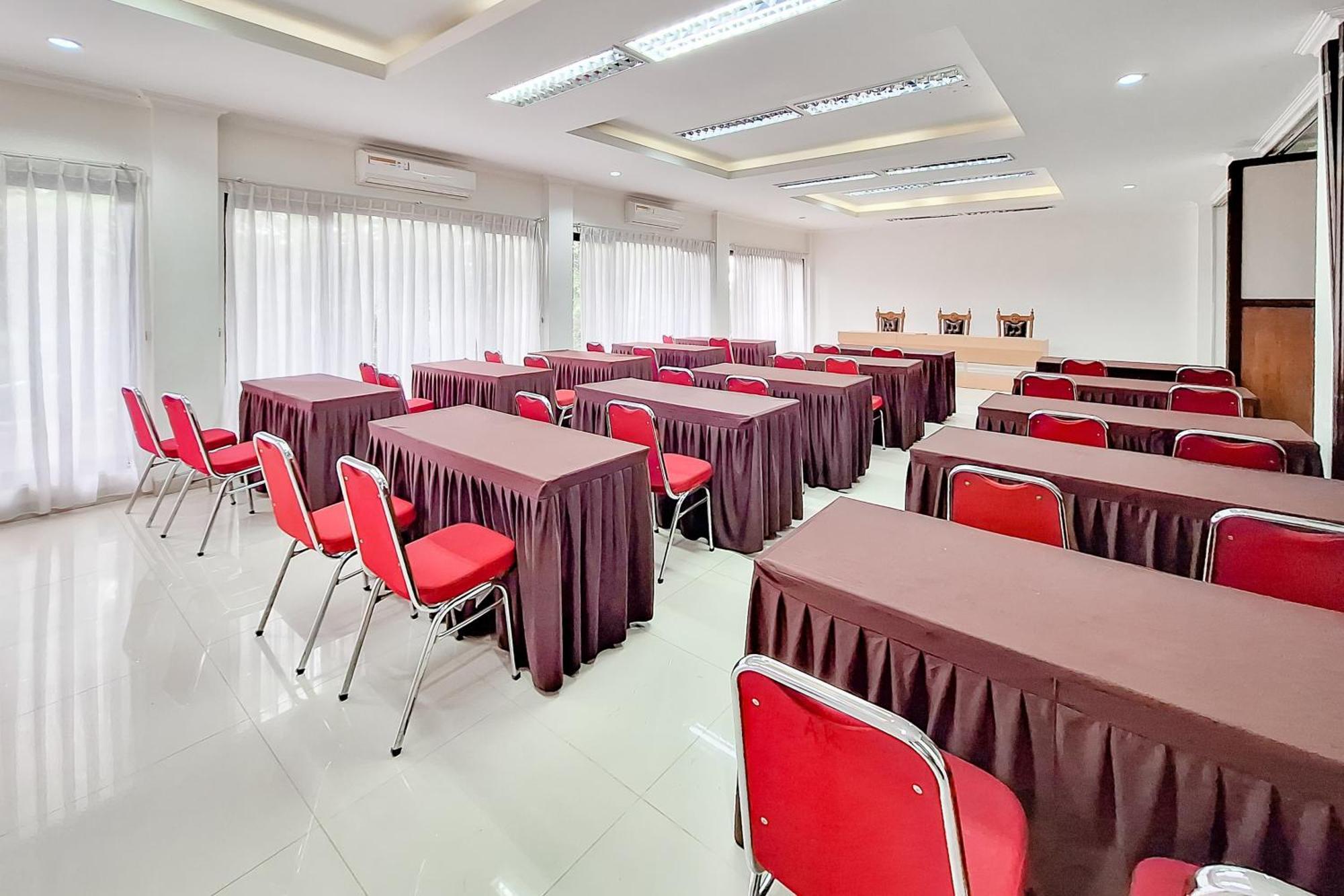 Urbanview Hotel Tridaya Cisarua Puncak Exterior photo
