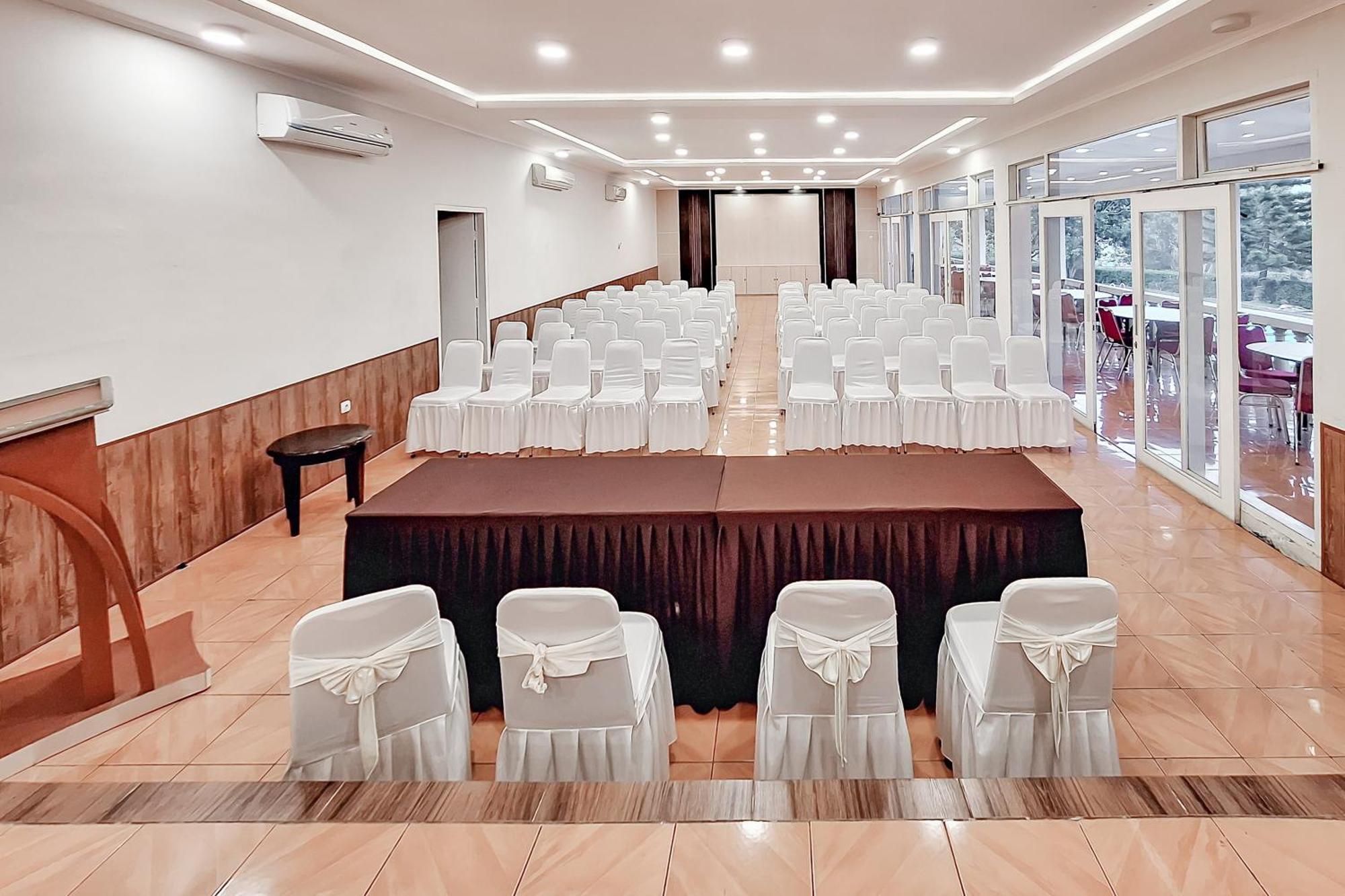 Urbanview Hotel Tridaya Cisarua Puncak Exterior photo