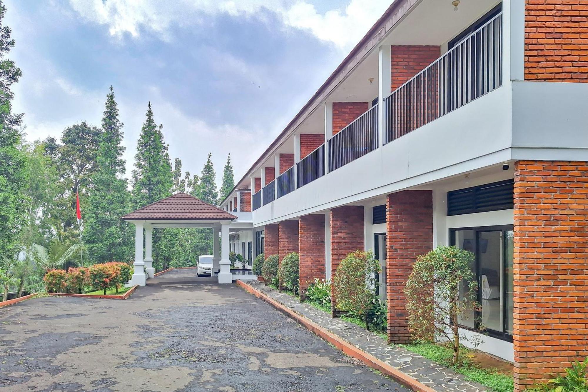 Urbanview Hotel Tridaya Cisarua Puncak Exterior photo